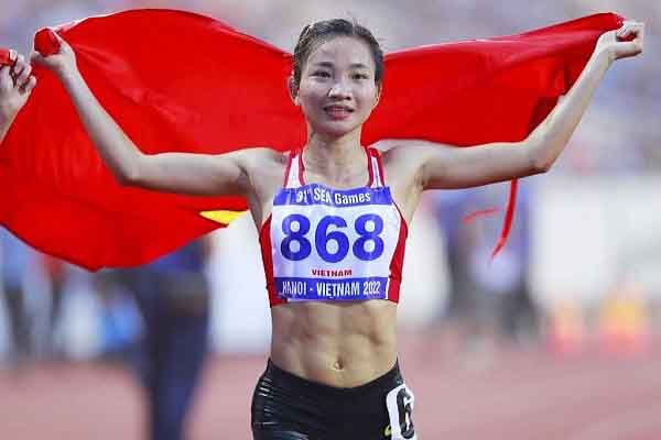 Cô gái vàng Nguyễn Thị Oanh cùng 8 VĐV nổi tiếng rước đuốc Đại hội thể thao