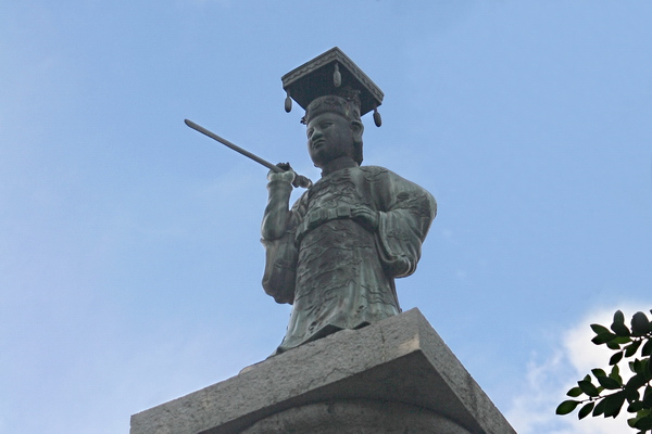 Tượng đài vua Lê - một trong những tượng đài cổ nhất ở thủ đô Hà Nội