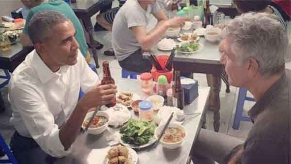 Tổng thống Mỹ Obama thưởng thức món bún chả tại một cửa hàng trên phố cổ Hà Nội