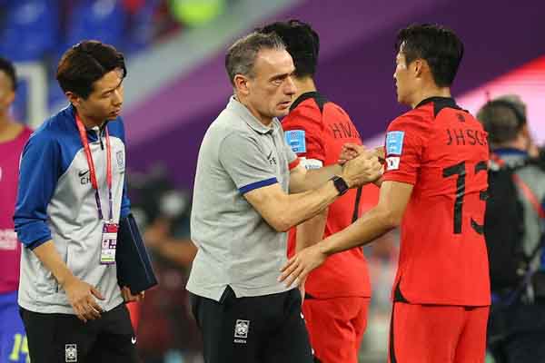 HLV Paulo Bento chia tay đội tuyển Hàn Quốc sau trận thua đậm trước Brazil