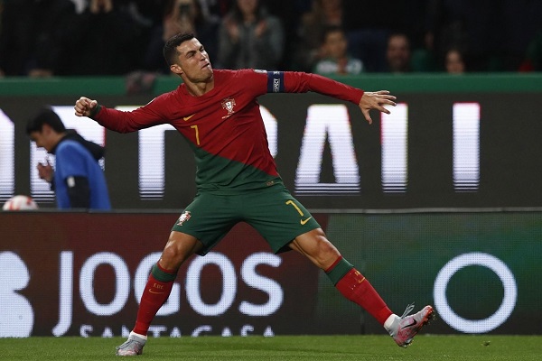 Tỏa sáng với cú đúp, Ronaldo giúp Bồ Đào Nha thắng dễ tại vòng loại EURO 2024