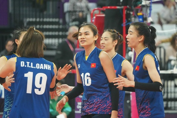 Đội tuyển nữ bóng chuyền Việt Nam thi đấu kiên cường trước đội 4 lần vô địch thế giới