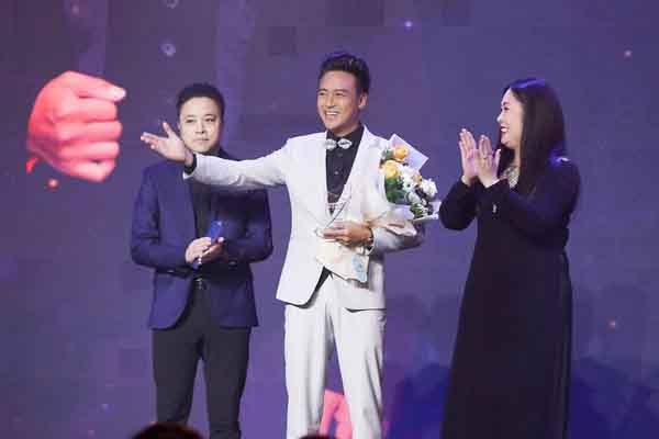 Thanh Duy nhận giải 'Ngôi sao phim ảnh', Kha Ly hết lòng ủng hộ