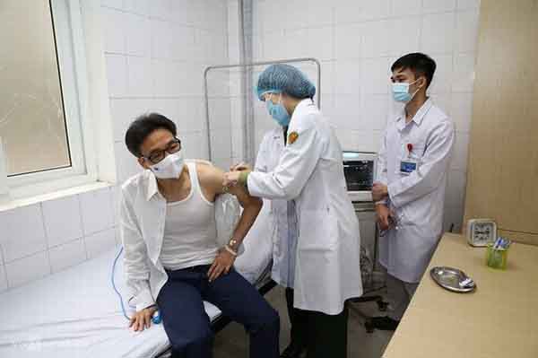 Phó Thủ tướng Vũ Đức Đam tiêm thử nghiệm vắc xin COVID-19 do Việt Nam sản xuất