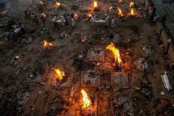 Các lò hỏa táng tại Ấn Độ đỏ lửa suốt tháng 4 tiết lộ nhiều điều kinh hoàng