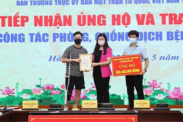NSƯT Xuân Bắc và MC Thành Trung ủng hộ quỹ Covid-19