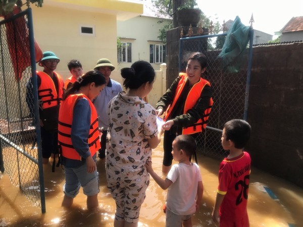 Sau Huế và Quảng Trị, Đỗ Mỹ Linh tiếp tục cứu trợ người dân Quảng Bình