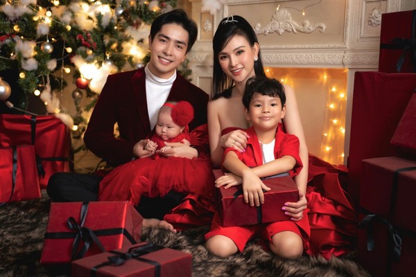 Ảnh gia đình hạnh phúc của ca sĩ Thu Thủy ấm áp mùa Giáng sinh