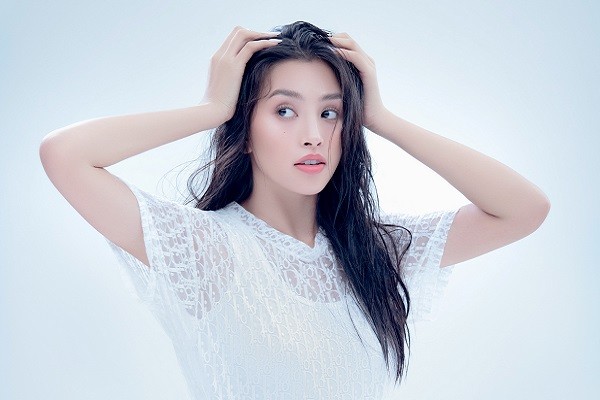 Nhan sắc trong trẻo tuổi 20 của Hoa hậu Tiểu Vy