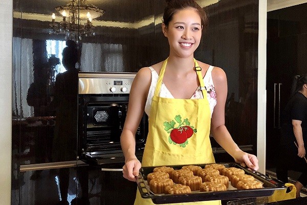 Hoa hậu Khánh Vân trổ tài làm bánh Trung thu