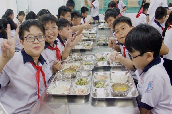 Các quốc gia đã kiểm soát chặt chẽ bữa ăn tại trường như thế nào?