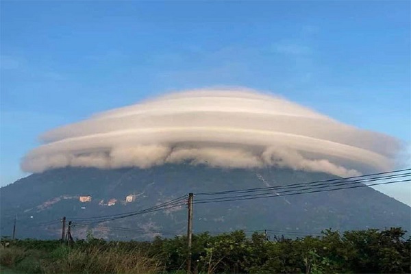 Đám mây hình dáng độc lạ trên núi Bà Đen gây xôn xao dư luận