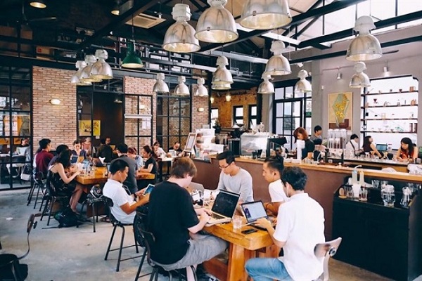 Tại sao nhiều người thích đến quán cà phê để làm việc?