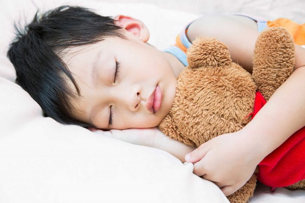 Cha mẹ cần làm gì để giúp trẻ có được giấc ngủ ngon sau một ngày học hành căng thẳng