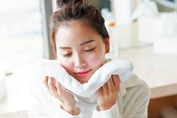 Hạn chế lau mặt bằng khăn khô để bảo vệ làn da
