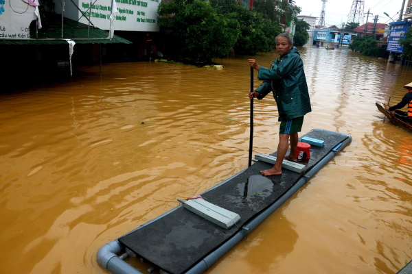 Hơn 95.000 nhà dân ở Quảng Bình chìm trong nước lũ
