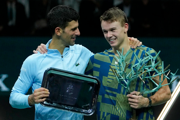 Djokovic bị tay vợt 19 tuổi đánh bại trong trận chung kết Paris Masters