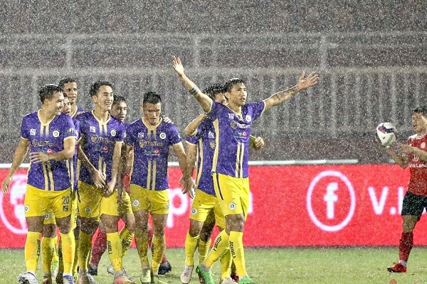 TP.HCM đấu Hà Nội: ‘2 cơn mưa diễn ra trên sân Thống Nhất’