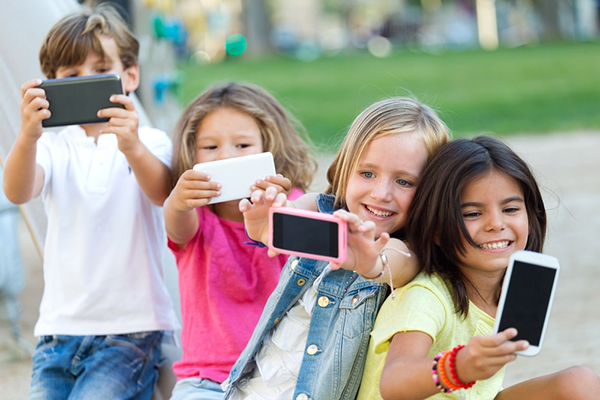 Cho trẻ dùng điện thoại liên tục, nhất là khi nghỉ hè: Cha mẹ đã nghĩ tới tác hại của việc này?