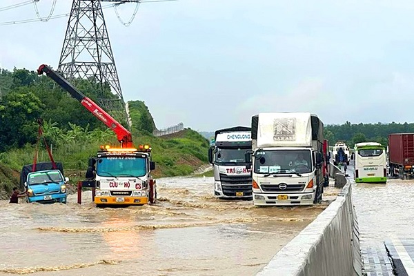 Cao tốc Phan Thiết - Dầu Giây ngập nước: Yêu cầu kiểm điểm trách nhiệm