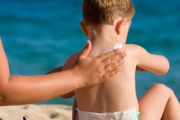 Cần bảo vệ da cho trẻ dưới tác động của ánh nắng mặt trời