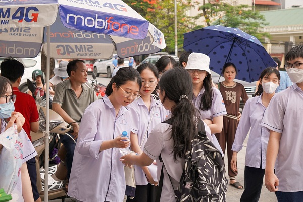Tỷ lệ đỗ vào lớp 10 công lập quá thấp ở Hà Nội, Thủ tướng yêu cầu rà soát lại