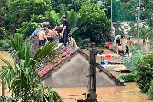 40 học sinh phá mái ngói, trèo lên nóc nhà thoát cơn lũ dữ