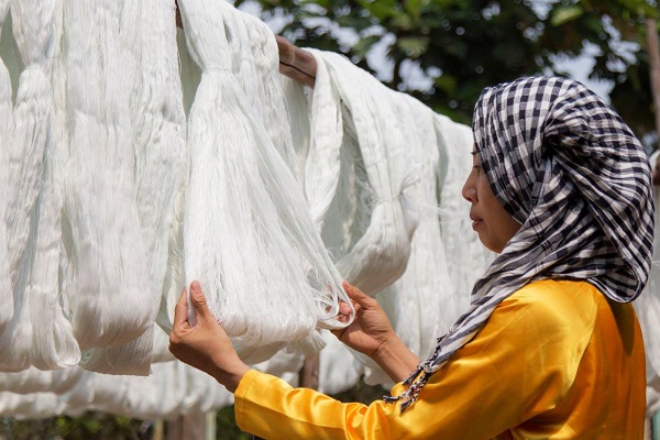 Làng nghề dệt khăn rằn duy nhất hơn 100 năm tuổi ở Nam bộ