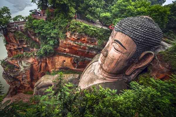 Bức tượng Phật tạc trên đá núi lớn nhất thế giới