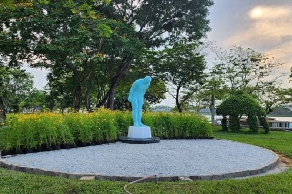 Huế: Tượng "Người đàn ông cúi chào" được đặt ven bờ sông Hương