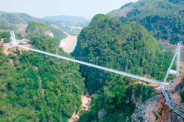 Cầu kính đi bộ dài nhất thế giới ở Việt Nam sắp mở cửa