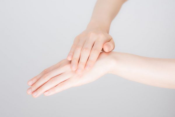Chăm sóc da tay bằng các phương pháp tự nhiên ai cũng có thể làm được