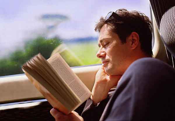 Đọc sách trên xe bus