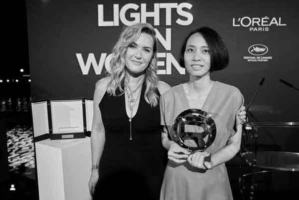 Đạo diễn Mai Vũ nhận giải Light on Women tại LHP Cannes 2022