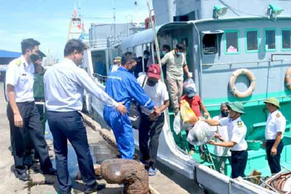 Hải quân liên tục giải cứu ngư dân gặp nạn ở khu vực quần đảo Trường Sa