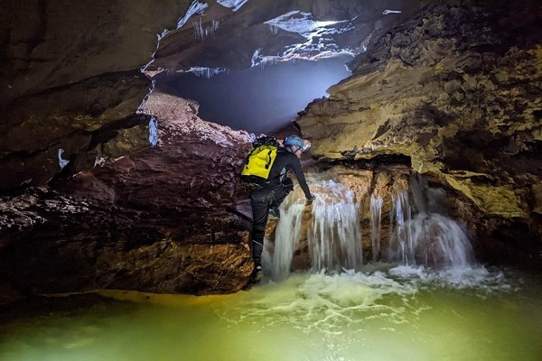 Đoàn thám hiểm Anh phát hiện 5 hang động nguyên sơ tại Quảng Bình