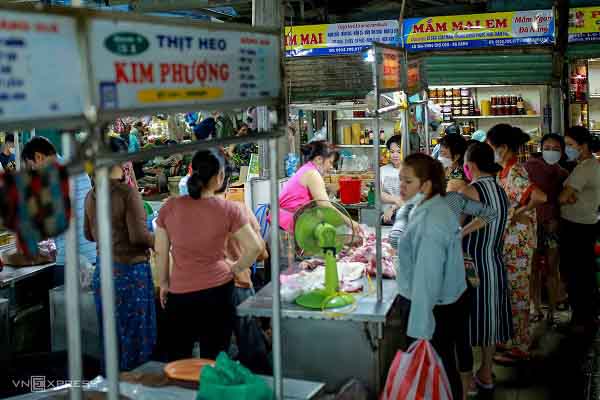 Nhiều người dân ở Đà Nẵng lo ngại thiếu đồ ăn khi bão Noru, siêu thị và chợ cháy hàng