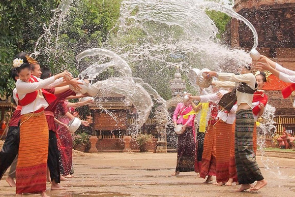 Lễ hội té nước đặc biệt ở Thái Lan