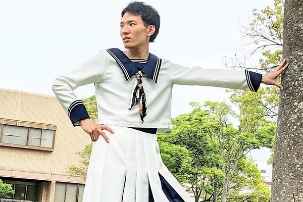 Nam sinh Nhật Bản mặc váy đi học khiến nhiều người 'tỏ thái độ'