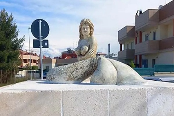 Nhiều tranh cãi quanh bức tượng nàng tiên cá lạ lùng ở Ý