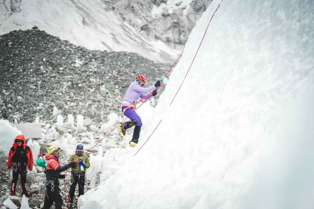 Cô gái Việt đầu tiên chinh phục đỉnh Everest kể về hành trình leo núi và nghi lễ Puja