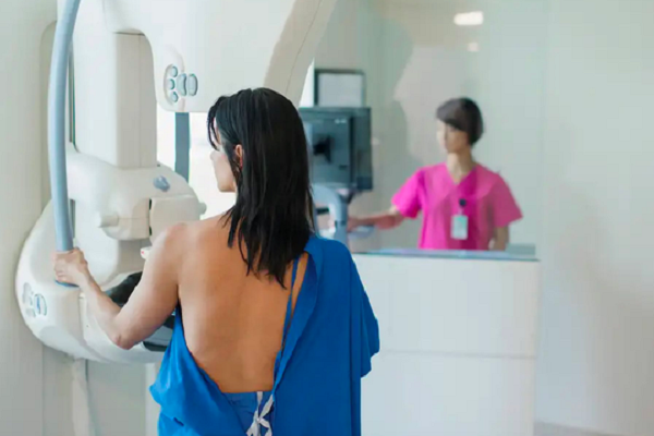 Phụ nữ nên đi chụp phát hiện ung thư vú ở độ tuổi 40