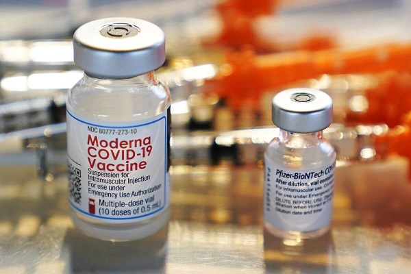 Mỹ chạy đua tiêm vắc xin COVID-19 thể lưỡng trị
