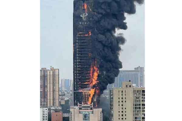 Tòa nhà cao chọc trời Trung Quốc bốc cháy dữ dội