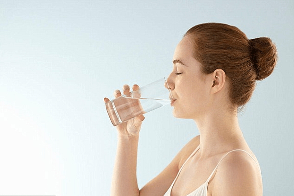 Cơ thể con người cần chính xác bao nhiêu lượng nước mỗi ngày?