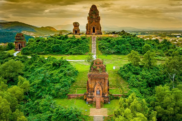 Tháp Bánh Ít, di sản Chăm Pa cổ kính giữa lòng Bình Định