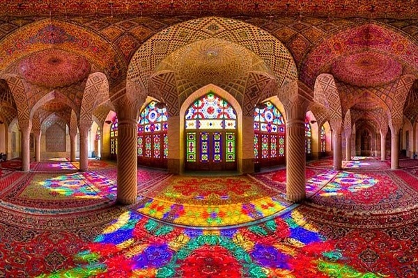 Lạc vào thế giới màu sắc trong nhà thờ Hồi giáo tại Iran