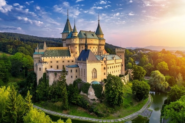 Lâu đài Bojnice nổi tiếng và truyền thuyết ít người biết đến