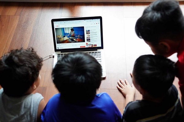 Vào năm học mới, làm gì để trẻ giảm bớt thói quen lướt internet?
