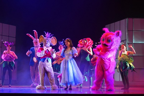 Công diễn vở nhạc kịch 'Alice in Wonderland' với dàn diễn viên ấn tượng